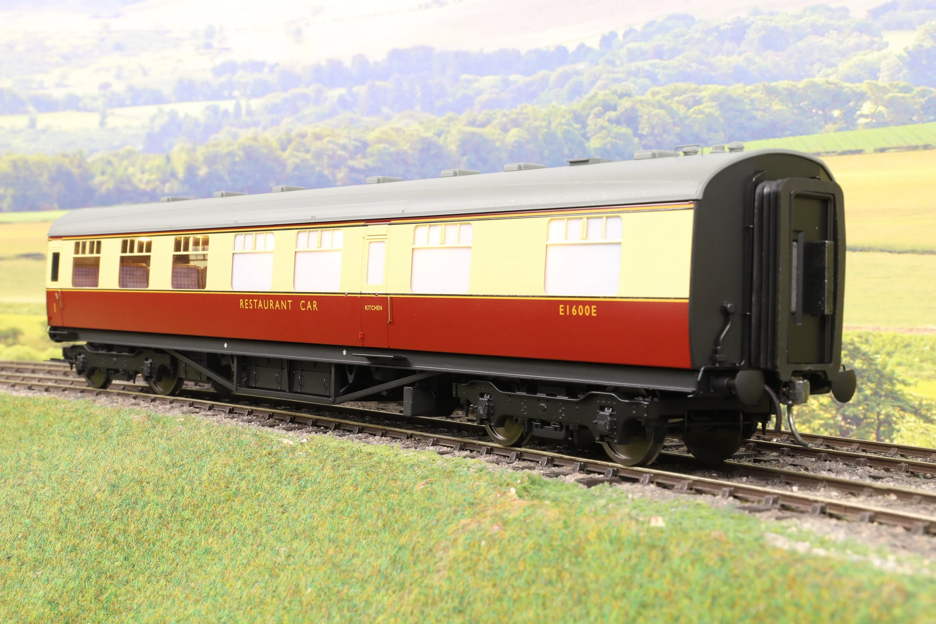 Darstaed D24-2-05RA Finescale O Gauge BR/LNER Thompson Mainline RF (Restaurant First with Kitchen) Coach, Crimson & Cream 'E1600E'