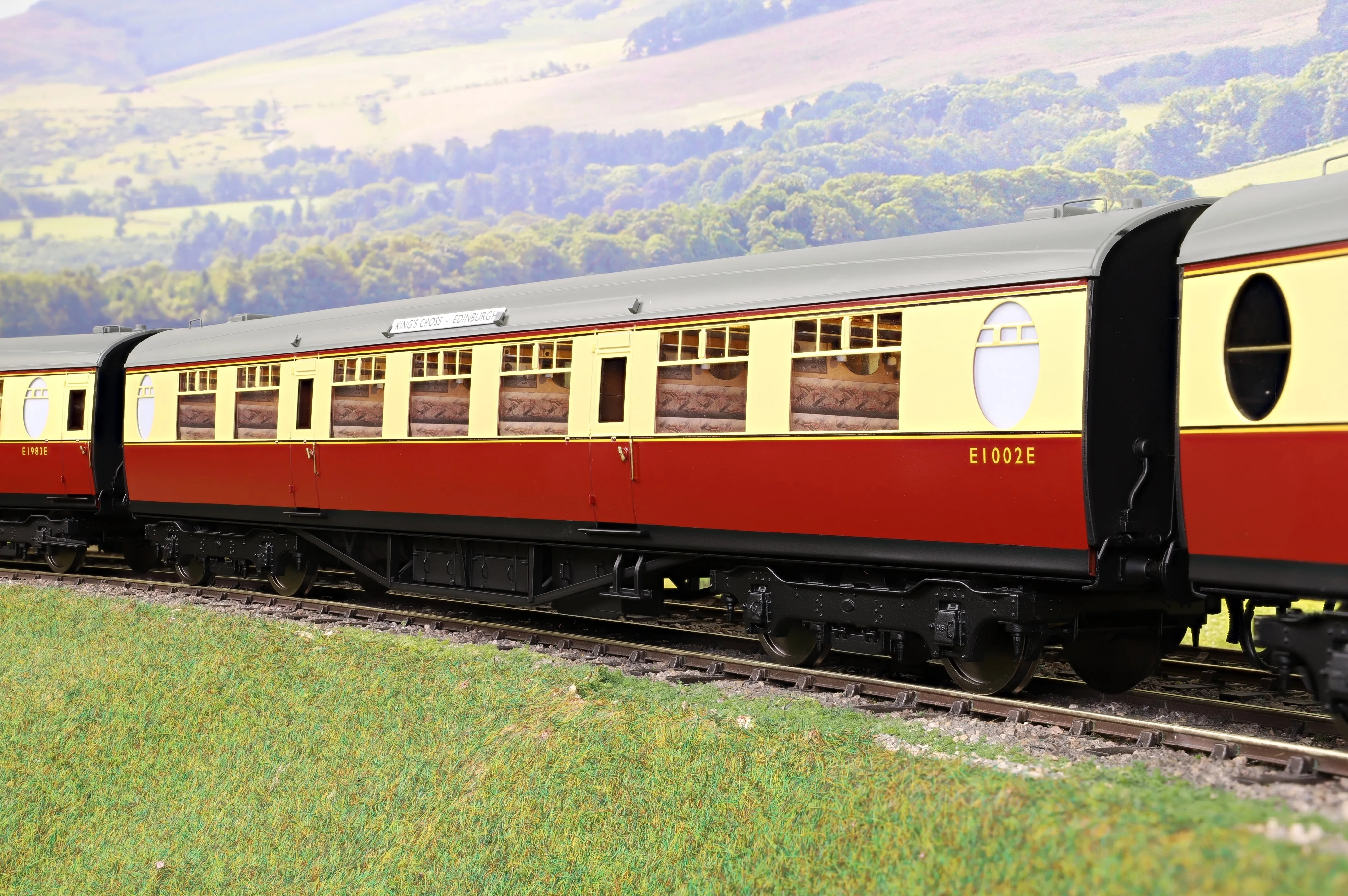 Darstaed D24-2-08C Finescale O Gauge BR (Ex-LNER) Thompson Mainline TK (Third Class) Coach, Crimson & Cream 'E1002E' (From 'The Elizabethan')