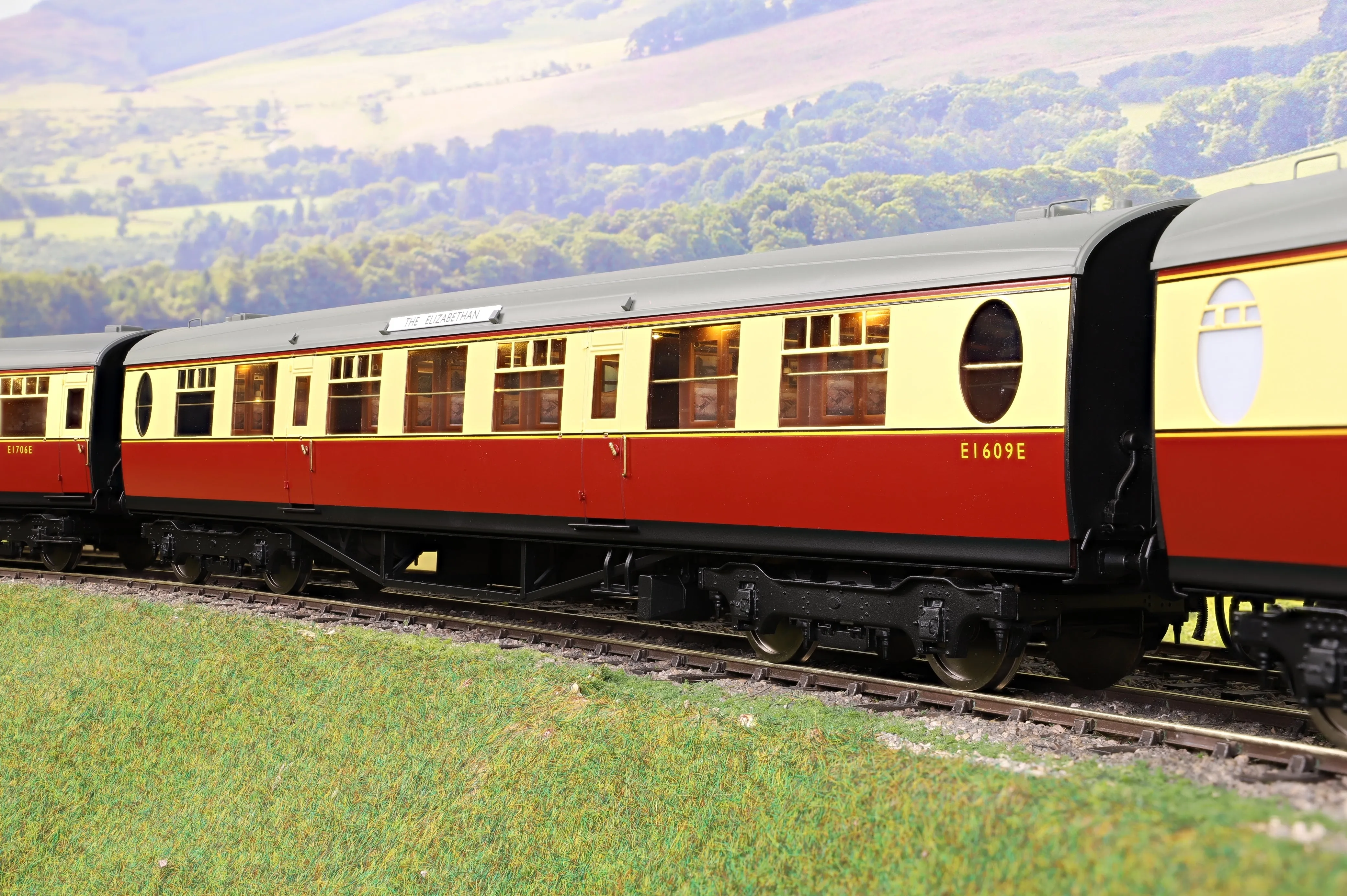 Darstaed D24-2-10A Finescale O Gauge BR (Ex-LNER) Thompson Mainline TKL (Third Class with Ladies Retiring Room) Coach, Crimson & Cream 'E1609E' (From 'The Elizabethan')