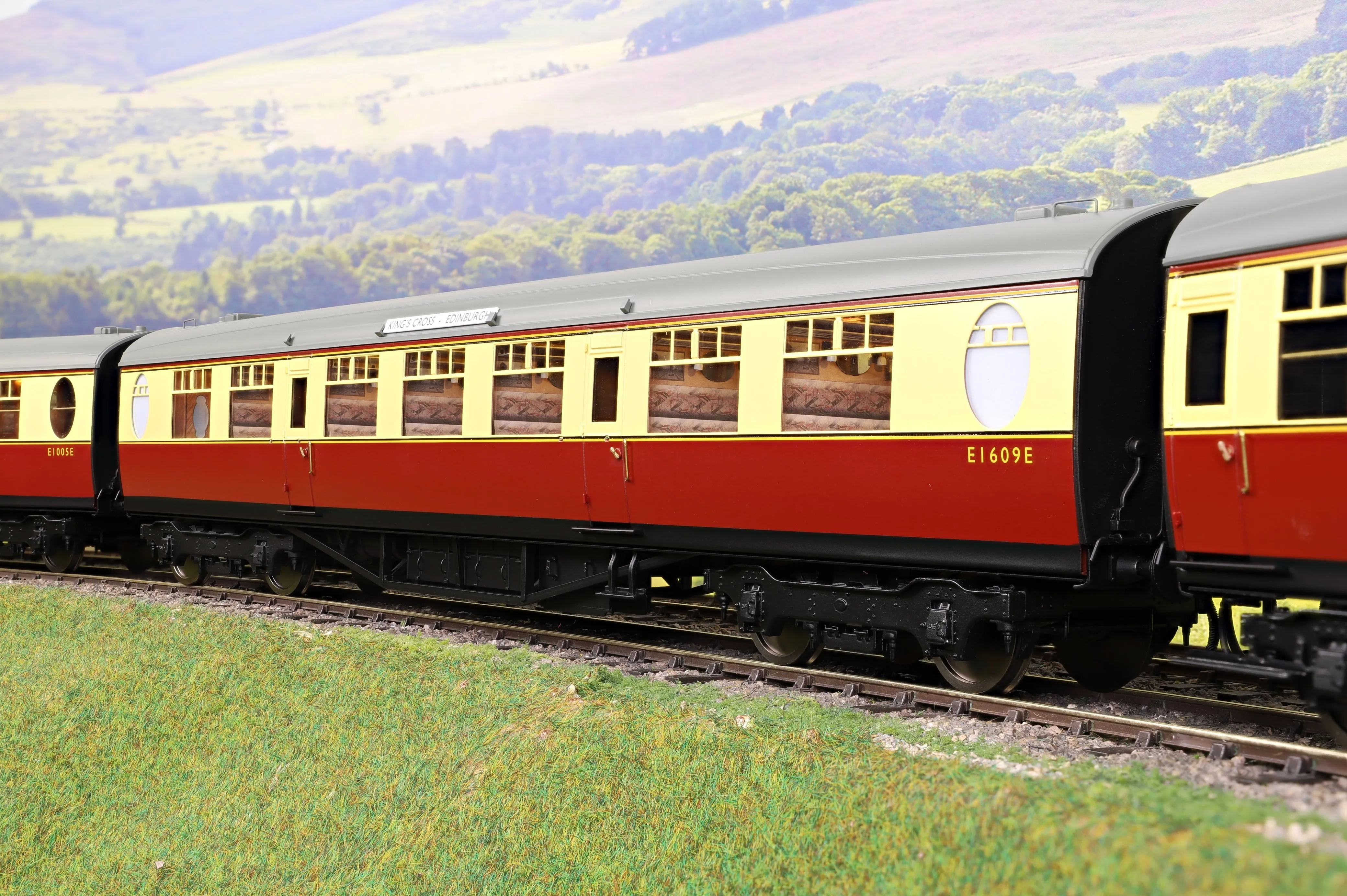 Darstaed D24-2-10A Finescale O Gauge BR (Ex-LNER) Thompson Mainline TKL (Third Class with Ladies Retiring Room) Coach, Crimson & Cream 'E1609E' (From 'The Elizabethan')